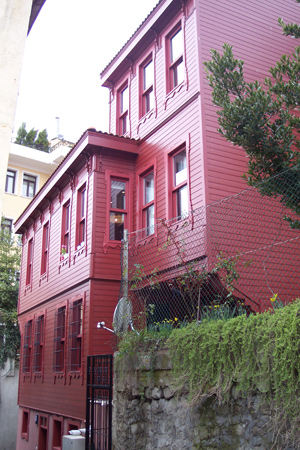 Cihangir’de Eski Eser Ahşap Ev